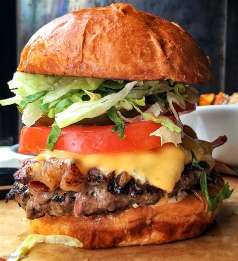 Texas burger - La Burger King® pregătim carnea de vită la grătar cu foc adevărat de 60 de ani și o servim întotdeauna însoţită de legume proaspete. Calitatea ingredientelor noastre este cea care garantează un gust unic. Să știe …